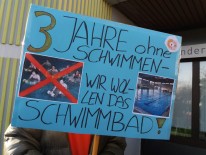 Ein Plakat zur Schwimmbadschließung - 3 Jahre ohne Schwimmbad