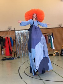 Eine Schauspielerin des Theaters auf Stelzen