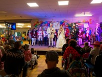 Das Bonner Prinzenpaar auf der Bühne der Schule