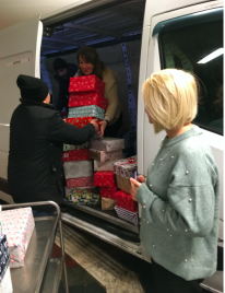 Unsere Päckchen werden in den Transporter geladen.