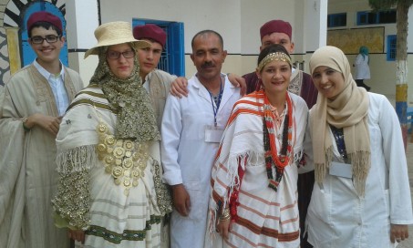 Die deutschen Gäste in traditioneller tunesischer Kleidung