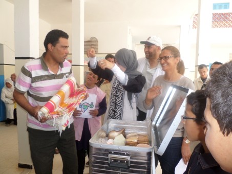 Tunesische Lehrer packen den Koffer aus